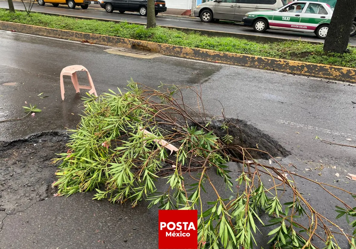 Xalapa enfrenta una nueva crisis vial con la aparición de un socavón en plena avenida Ruiz Cortines, una de las más largas y concurridas de la ciudad. Foto: Rosalinda Morales / POSTA