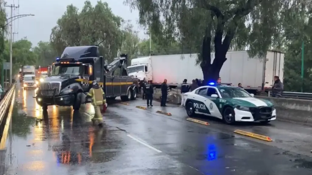 Tráiler salta camellón y bloquea carriles del Metrobús en Coyoacán