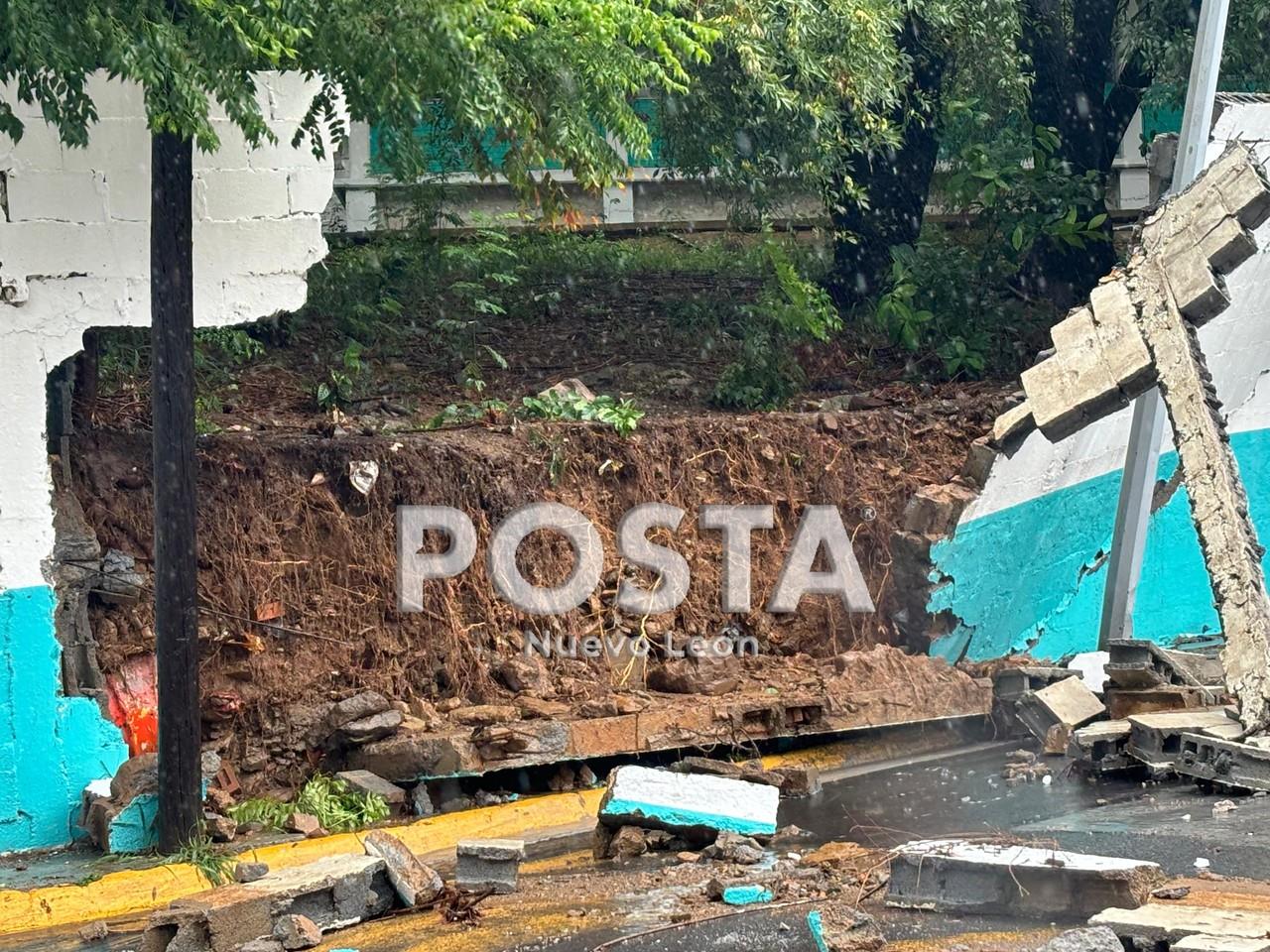 La barda de la escuela primaria que cayó a causa de las fuertes lluvias que han habido en Nuevo León. Foto: Diego Beltrán.