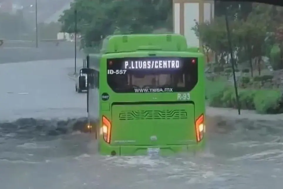 Una de las 10 rutas operando en un nivel del agua en nivel amarillo. Foto: Periódico El Versátil.