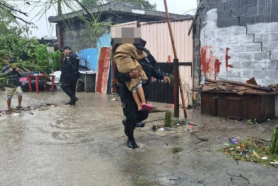 Elementos de Fuerza Civil rescatando a un grupo de personas. Foto: Gobierno de Nuevo León.