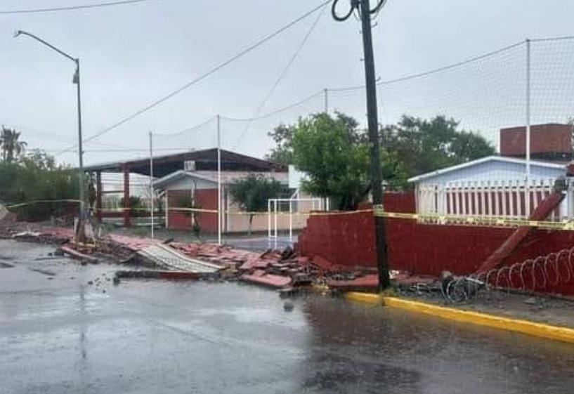 Cae barda de escuela pública en García