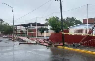 Cae barda de escuela pública en García