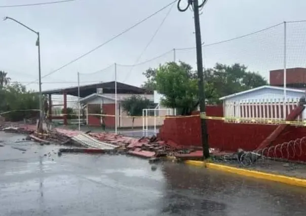 Cae barda de escuela pública en García