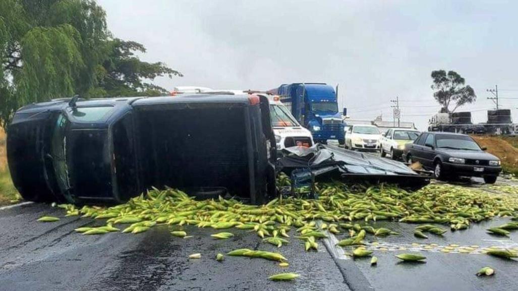 Camioneta vuelca en carretera Toluca-Atlacomulco