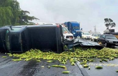 Camioneta vuelca en carretera Toluca-Atlacomulco