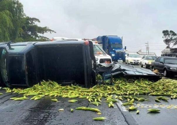 Camioneta vuelca en carretera Toluca-Atlacomulco