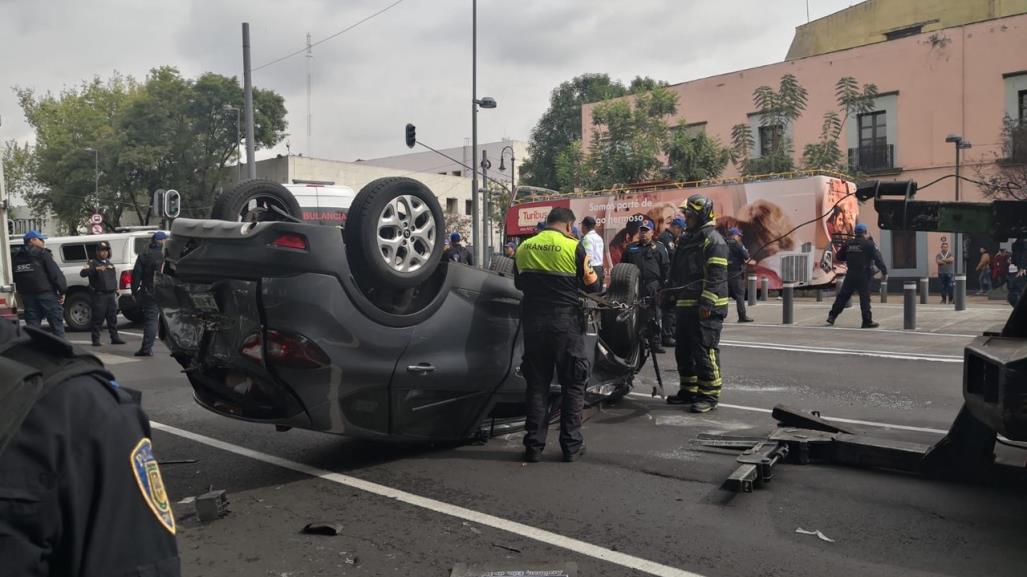 Mujer vuelca su auto por exceso de velocidad y piso mojado en Avenida Hidalgo
