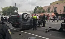 Mujer vuelca su auto por exceso de velocidad y piso mojado en Avenida Hidalgo