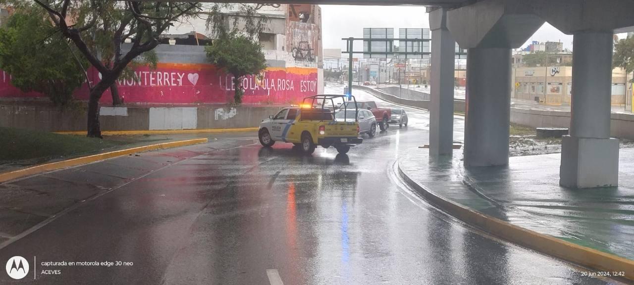 Cierran circulación de avenida Venustiano Carranza sobre el río Santa Catarina