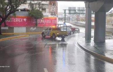 Cierran circulación de avenida Venustiano Carranza sobre el río Santa Catarina