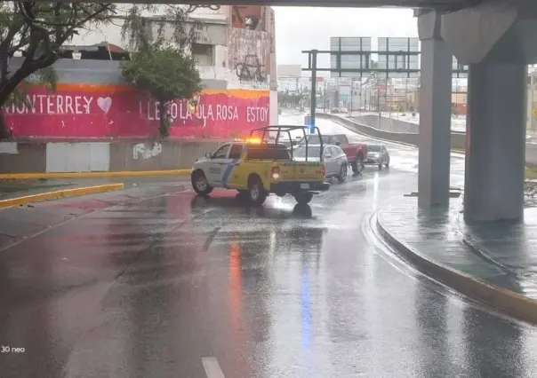 Cierran circulación de avenida Venustiano Carranza sobre el río Santa Catarina