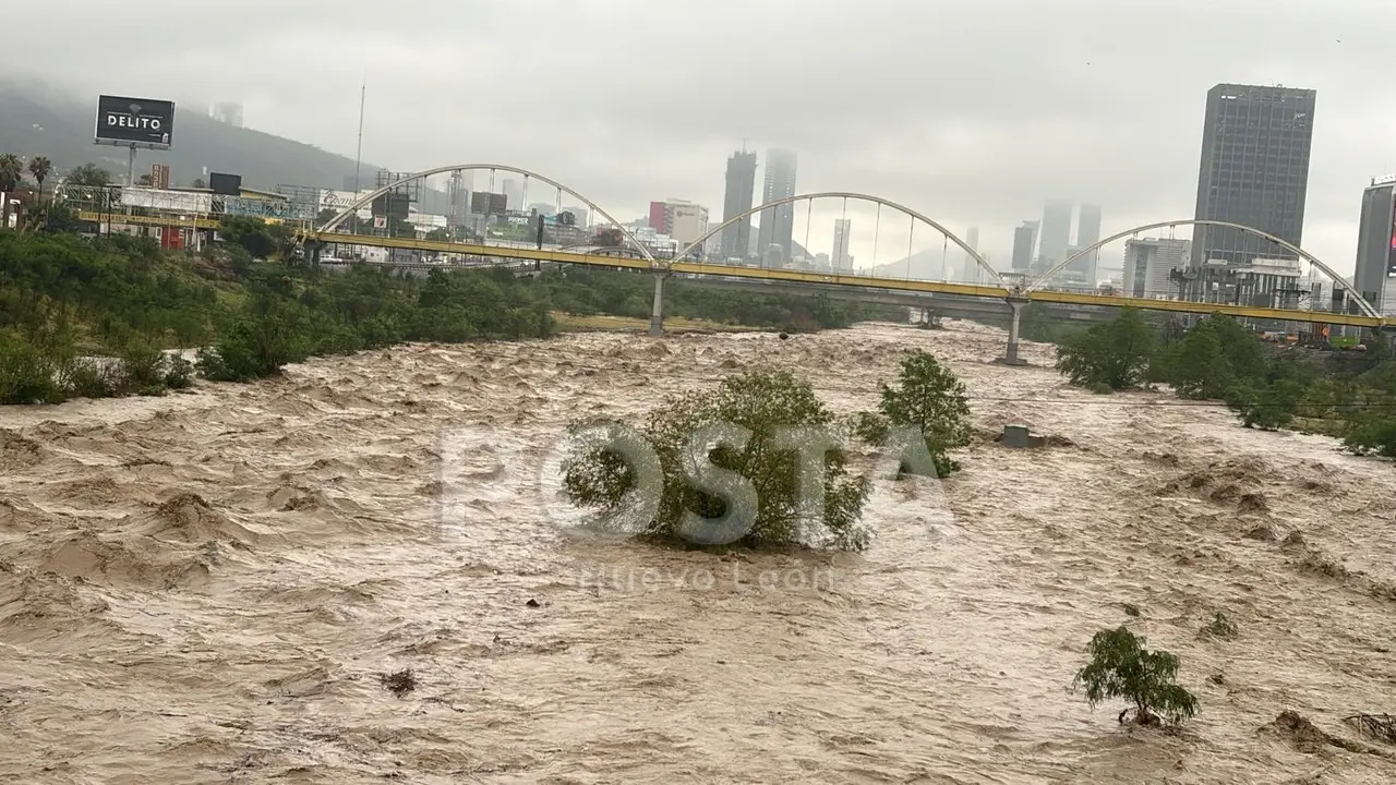 El Río Santa Catarina casi en su máxima capacidad y que ha causado cierres viales en algunas avenidas. Foto: Raymundo Elizalde.