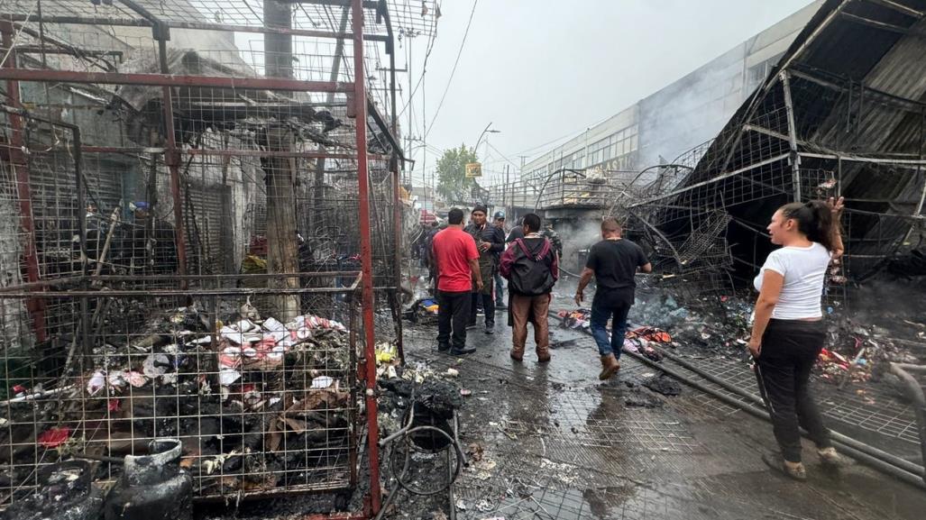 Incendio arrasa con negocios en La Merced