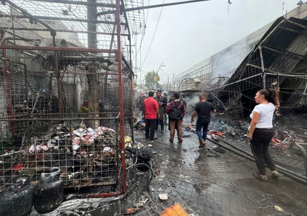 Incendio arrasa con negocios en La Merced