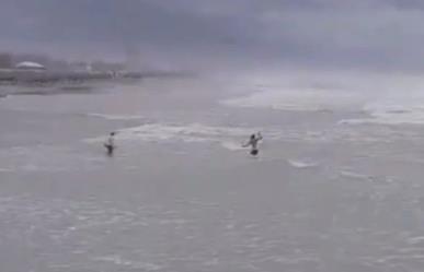 ¡Le vale! Ignora hombre tormenta Alberto y se mete a la playa (VIDEO)