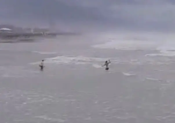 ¡Le vale! Ignora hombre tormenta Alberto y se mete a la playa (VIDEO)