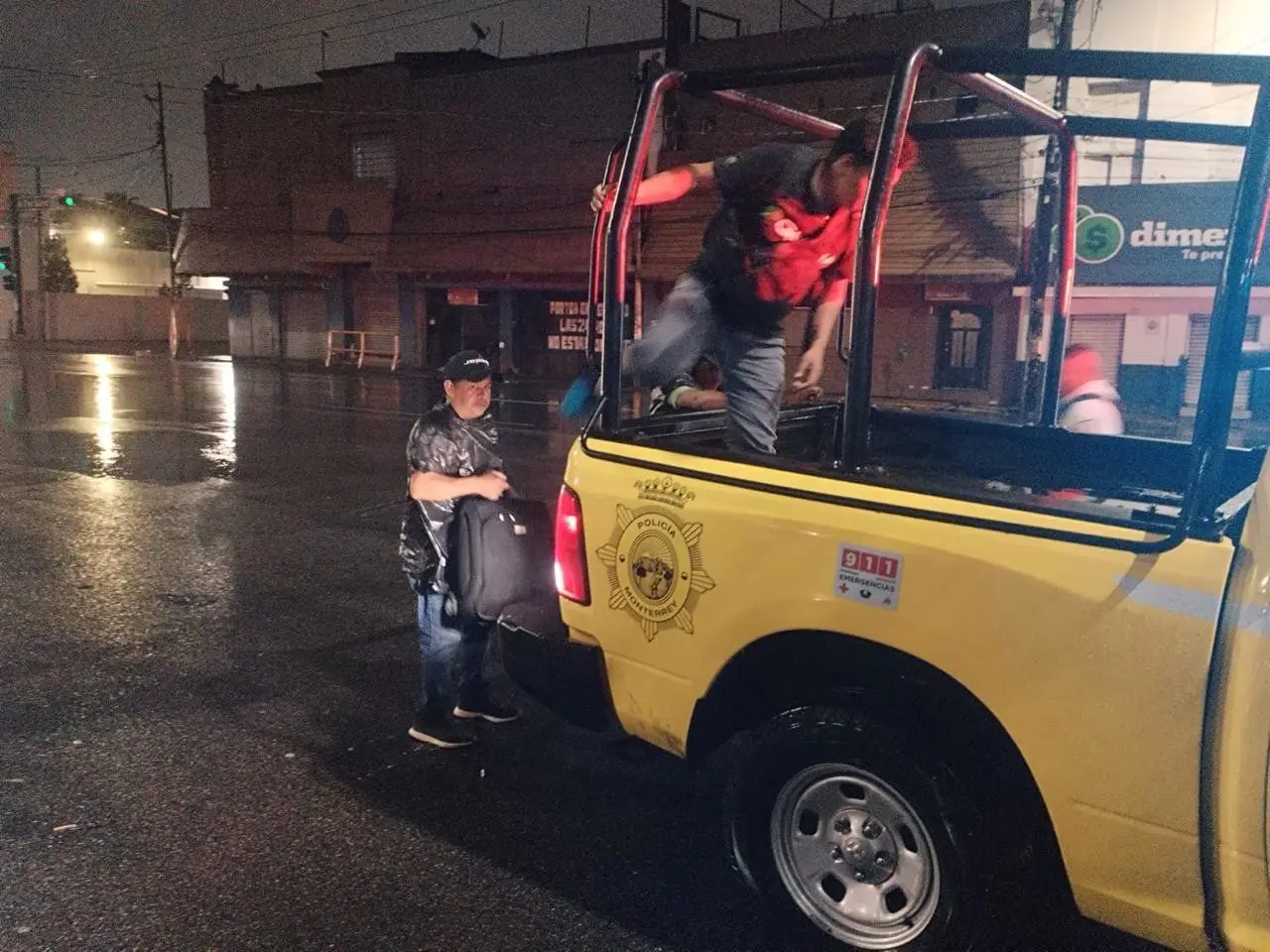 Un hombre varado por la falta de transporte siendo trasladado por una patrulla de la policía de Monterrey. Foto: Policía de Monterrey.