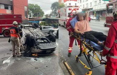 Conductor ebrio vuelca auto tras chocar contra árbol en Tacubaya