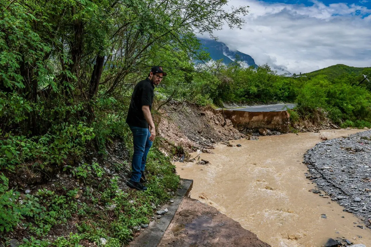 David de la Peña Marroquín, alcalde de Santiago Nuevo León; supervisando los daños por el paso de la tormenta tropical Alberto. Foto: Gobierno de Santiago.