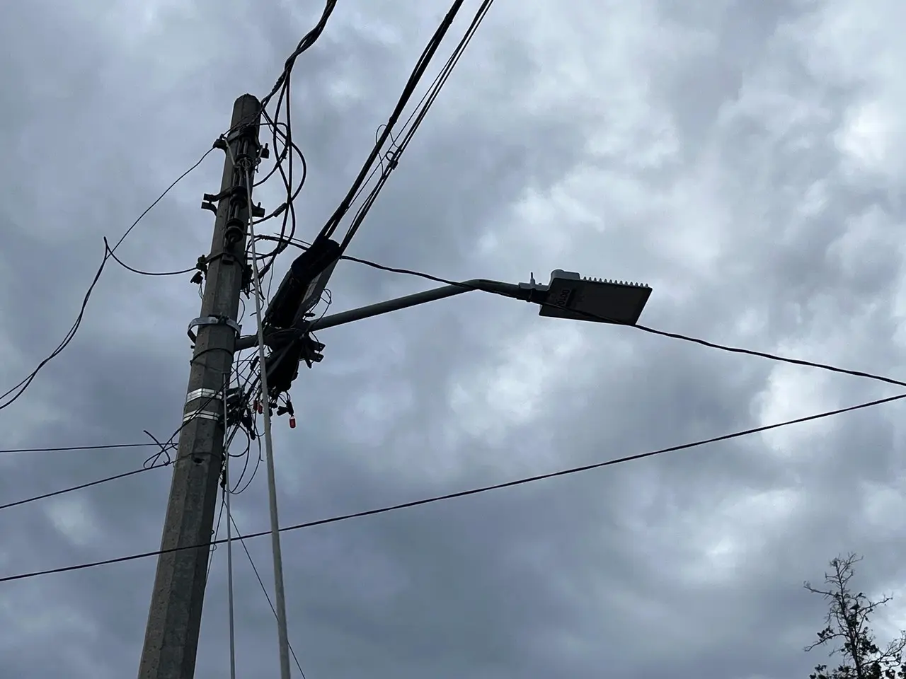 En temporada de lluvia se incrementan los daños al alumbrado público, por ello, es necesario reportarlo a las autoridades. Foto: Isaura Retana.