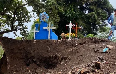 Cae barda de panteón en Xalapa y deja expuestas tumbas; lleva 112 años operando