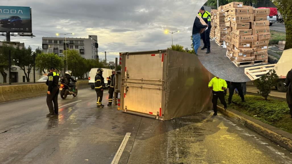 Camioneta cargada de perecederos vuelca sobre Circuito Interior, no hay heridos