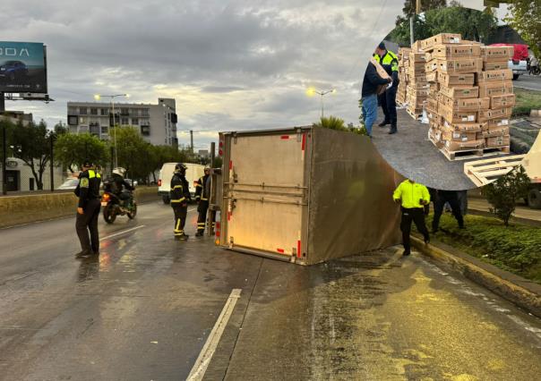 Camioneta cargada de perecederos vuelca sobre Circuito Interior, no hay heridos