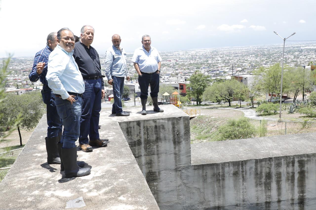 Andrés Mijes, alcalde con licencia y electo; y José Antonio Quiroga Chapa, encargado de despacho del municipio; recorriendo las represas para verificar su funcionamiento. Foto: Gobierno de Escobedo