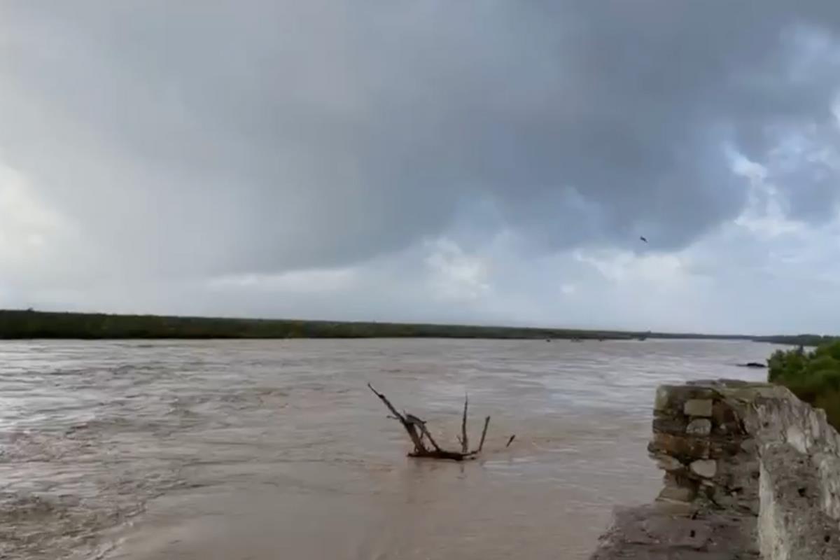 Desde las primeras horas del viernes empezaron a llegar los escurrimientos a la presa Vicente Guerrero en Padilla. Foto: Carlos García