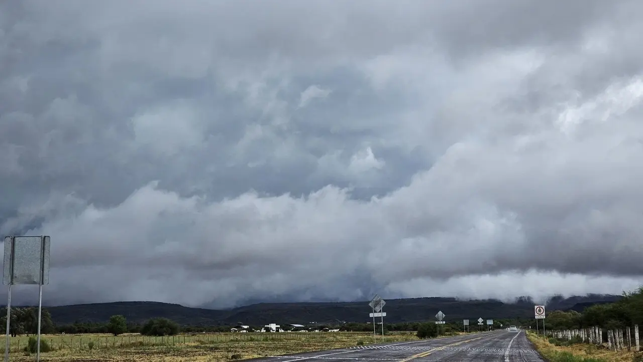 Durango bajo un cielo nublado antes de recibir a las lluvias. Foto: Luis Lozano.