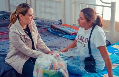 Visita Lucy de Gattás a familias refugiadas en el albergue del CEDIF 1