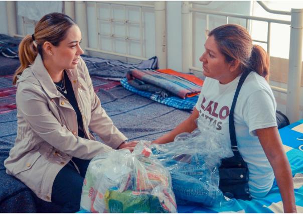 Visita Lucy de Gattás a familias refugiadas en el albergue del CEDIF 1