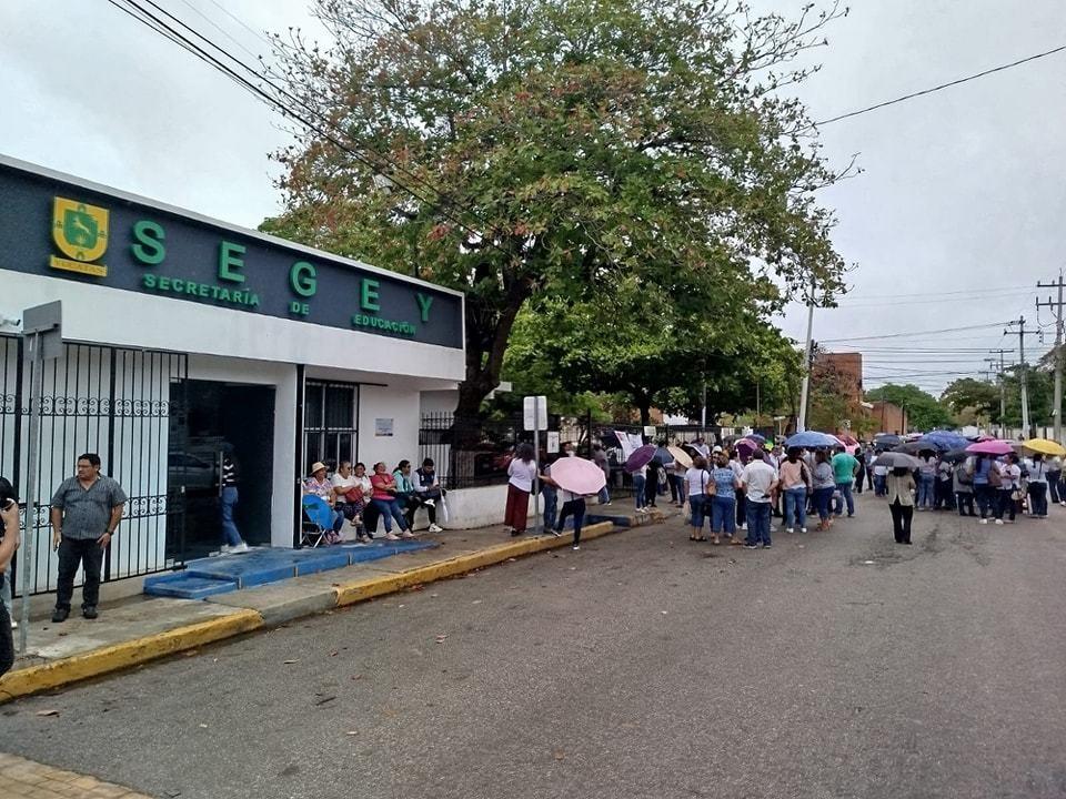 Siguen las manifestaciones de maestros en Mérida