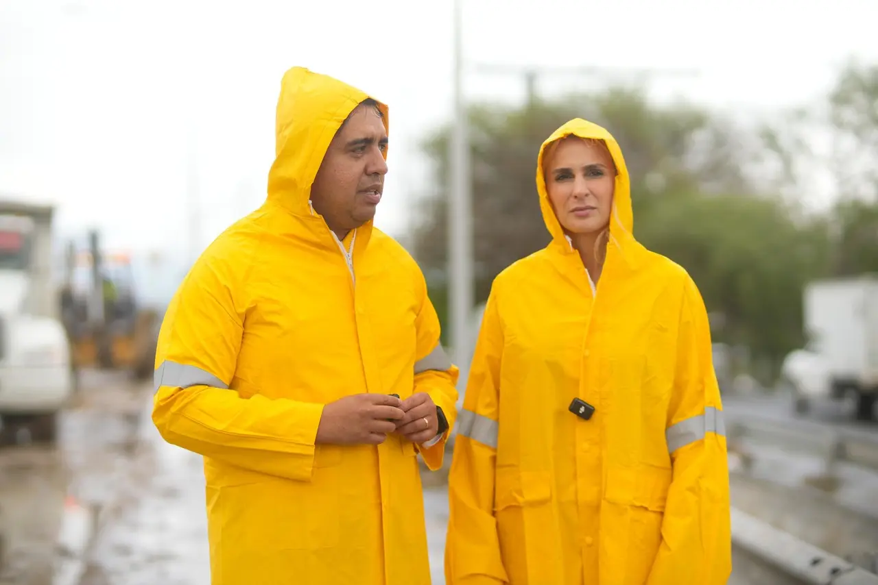 Jesús Nava, alcalde de Santa Catarina, junto a su esposa Paola García; durante el recorrido por las afectaciones en la zona, tras el paso de la tormenta tropical Alberto. Foto: Gobierno de Santa Catarina