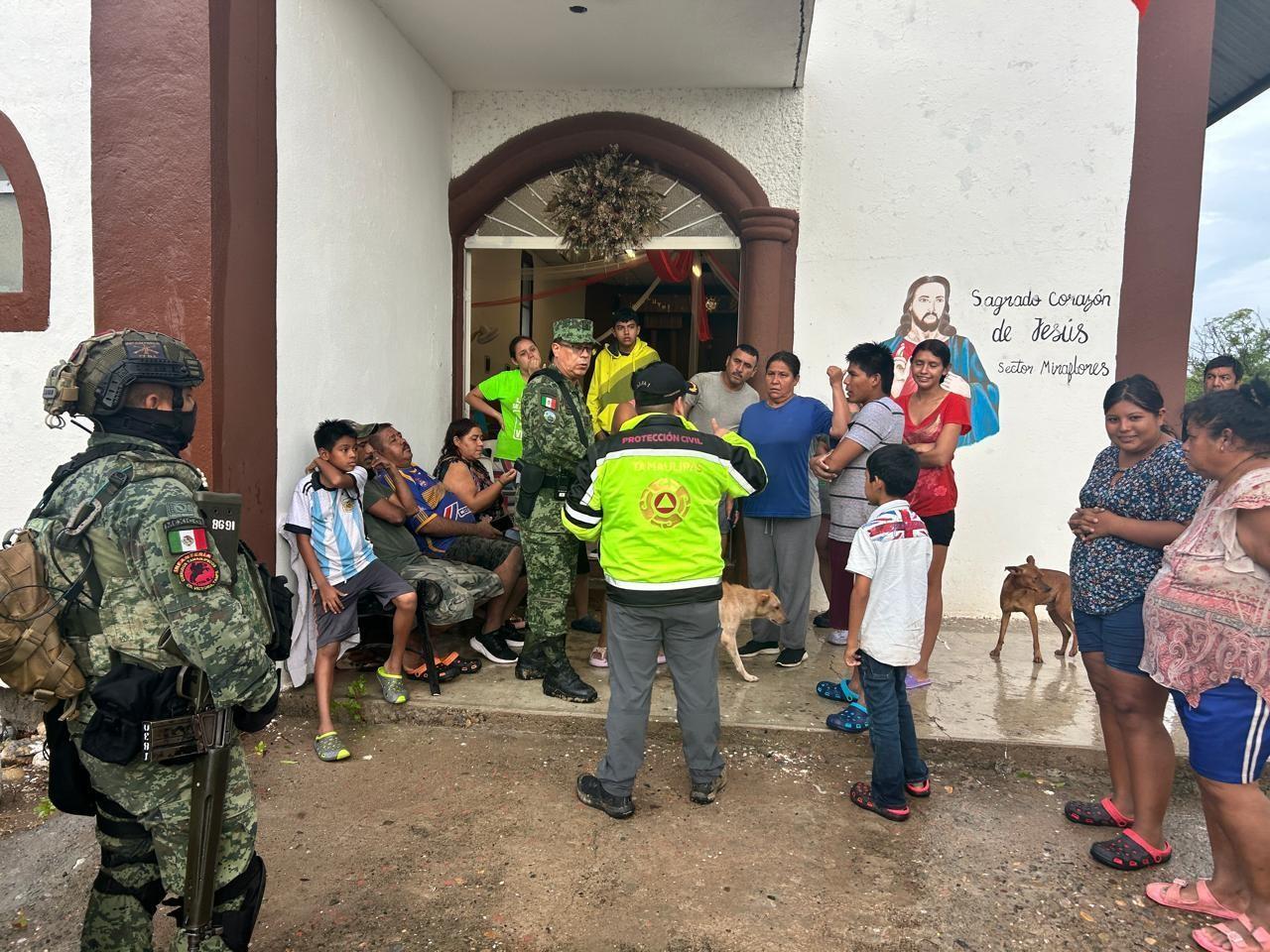 Luis Gerardo González de la Fuente, coordinador de Protección Civil Tamaulipas y Julio César Islas Sánchez, comandante de la 48/a Zona Militar recorrieron las comunidades afectadas por el paso de la Tormenta Alberto. Foto: Protección Civil Tamaulipas