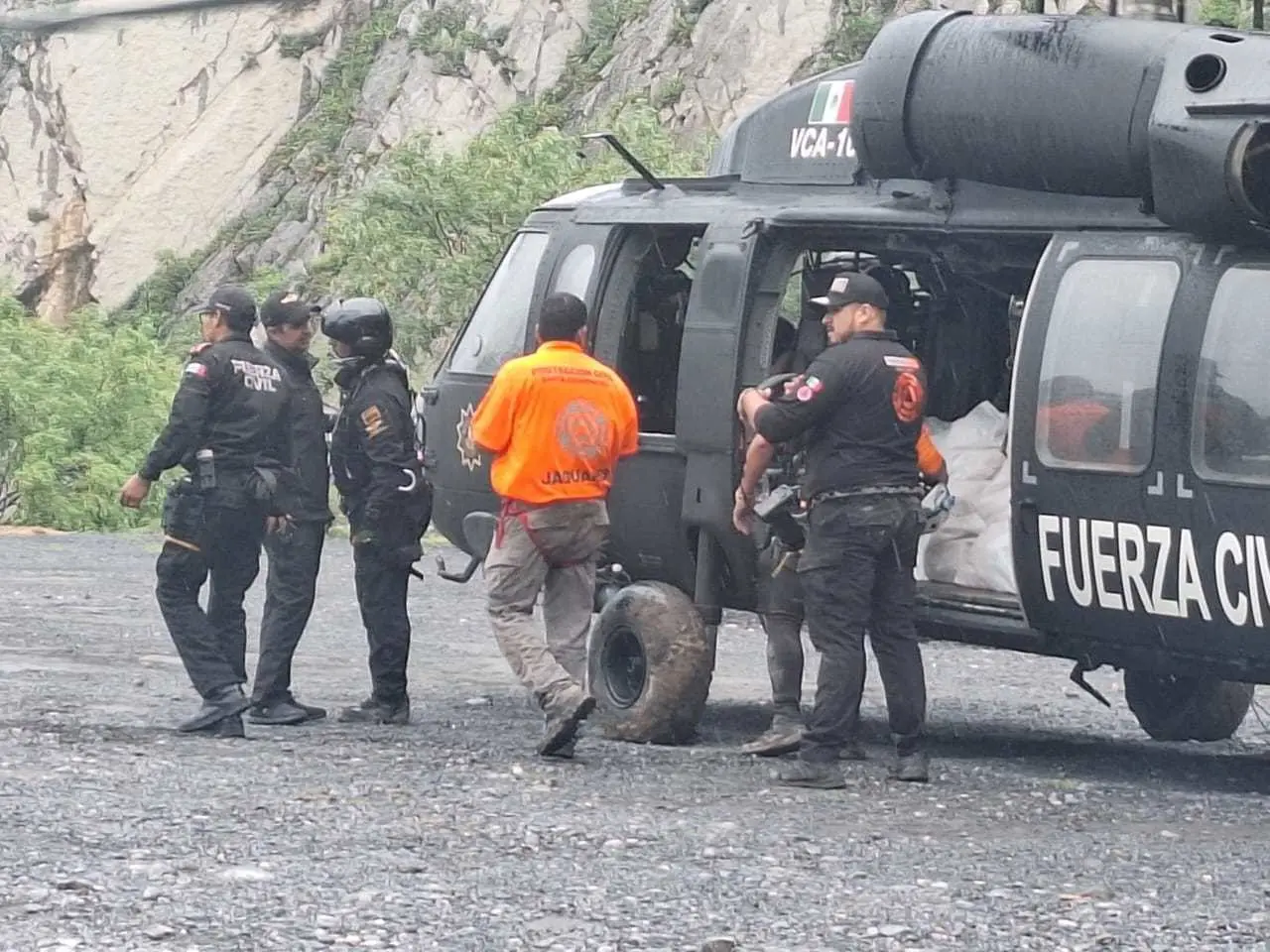 Protección Civil Jaguares de Santa Catarina, con apoyo de dos helicópteros de Fuerza Civil, han logrado rescatar a más de 100 personas tras el paso de la tormenta tropical Alberto. Foto: Gobierno de Santa Catarina