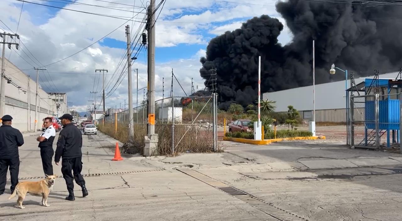 El incendio en la fábrica de lubricantes Petro MP provocó una densa columna de humo negro que alcanzó varios metros de altura. Foto: Captura de pantalla