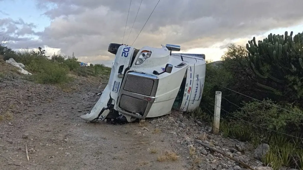 Guardia Estatal brinda apoyo ante volcadura de tractocamión