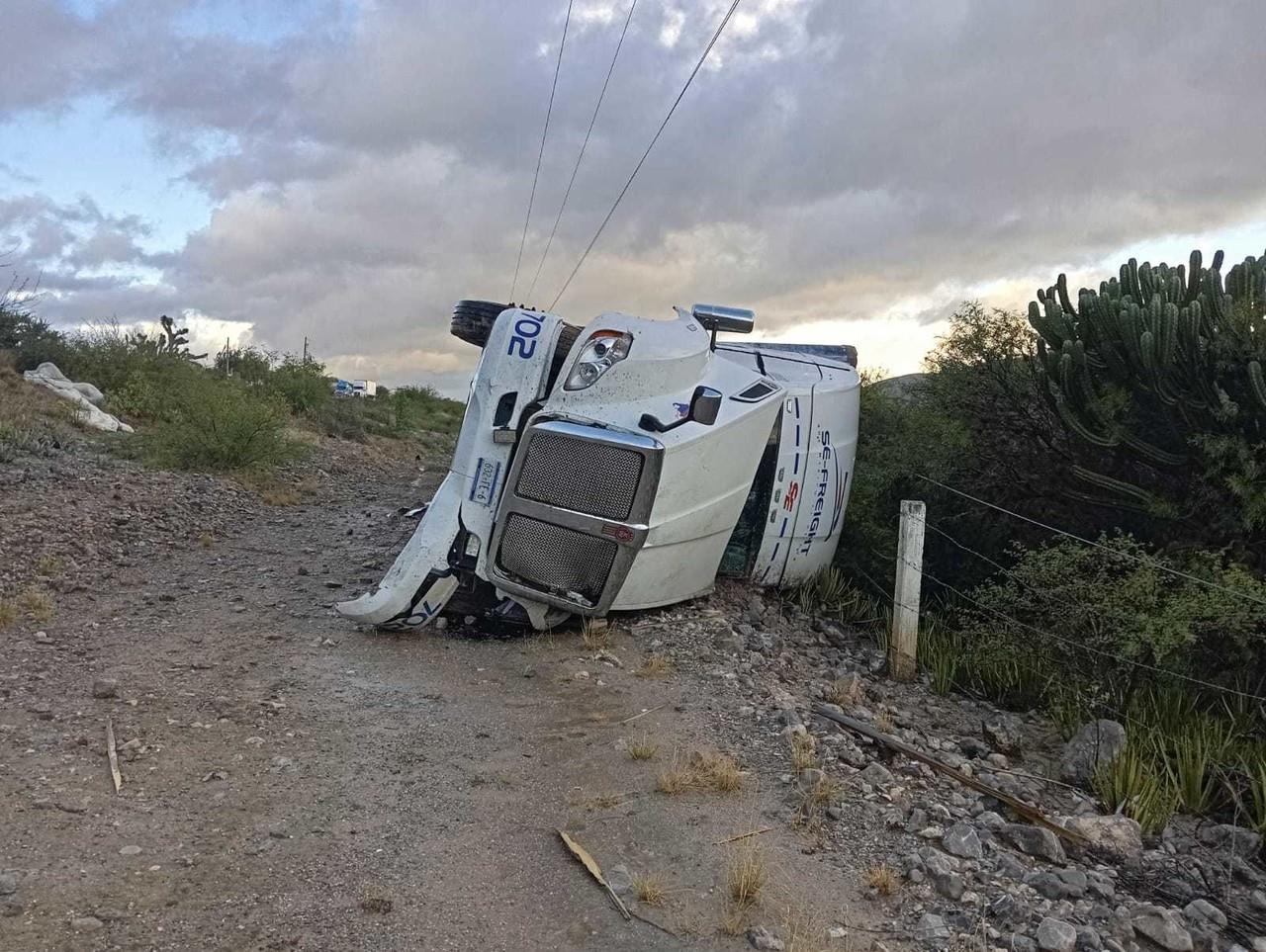 Guardia Estatal atendió un reporte ciudadano que alertaba sobre una volcadura de un tractocamión a la altura de Tula. Foto: SSPT