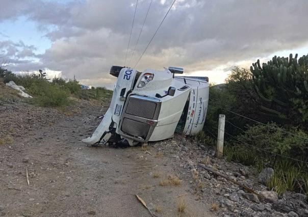 Guardia Estatal brinda apoyo ante volcadura de tractocamión