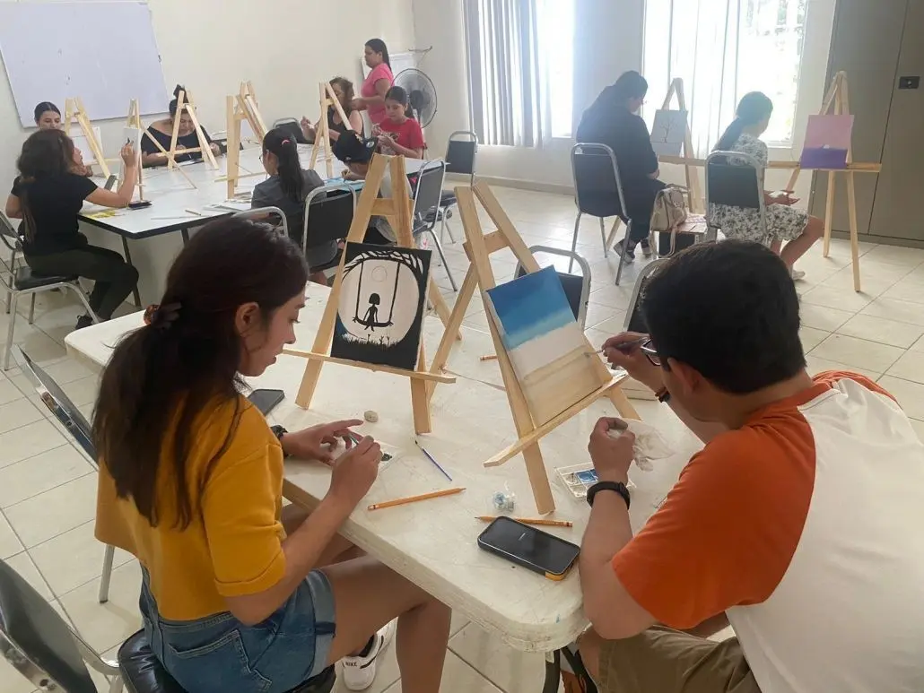 En el centro comunitario Nueva California, se ofrece un taller de pintura al óleo con un costo de 50 pesos por semana. (Fotografía: Gobierno de Torreón)