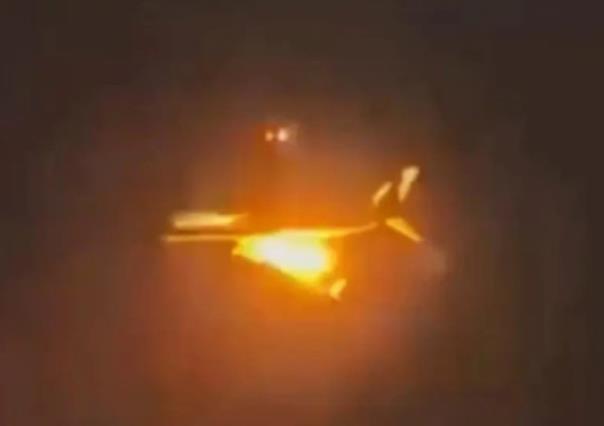 Avión aterriza de emergencia con un motor en llamas (VIDEO)