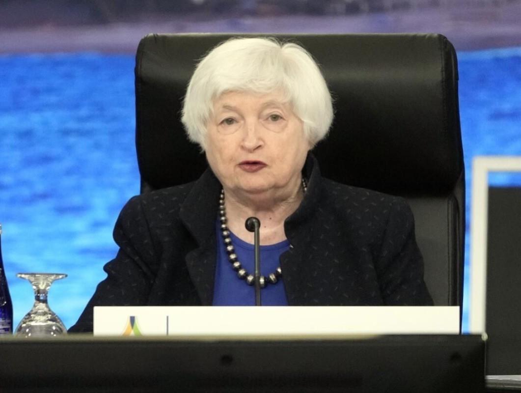 Janet Yellen encargada del Departamento del Tesoro mostrando las sanciones. Foto: El País.