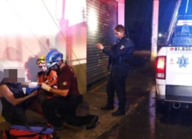 El hombre fue atendido por elementos de Protección Civil mientras los policías municipales esperaban para trasladarlo. Foto: Facebook A la orden Nuevo León.