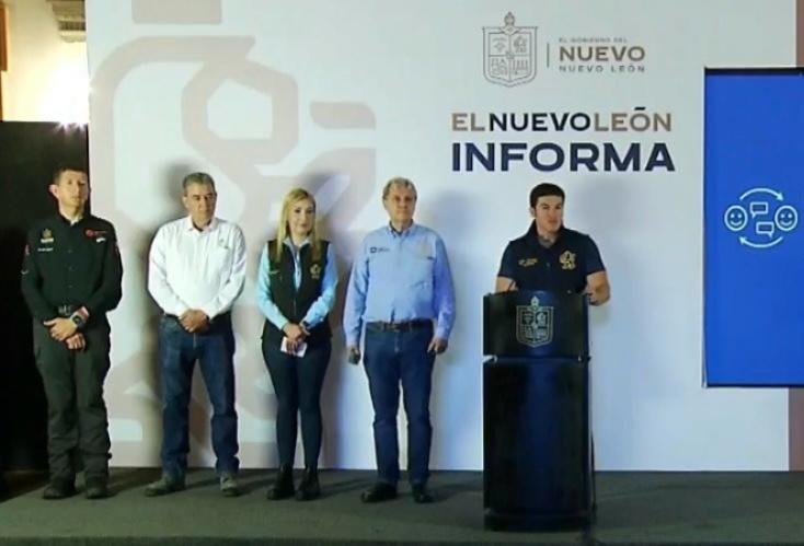 Samuel García junto a los encargados de otras dependencias para hablar sobre el reporte de los daños de la tormenta tropical Alberto. Foto: Armando Galicia.