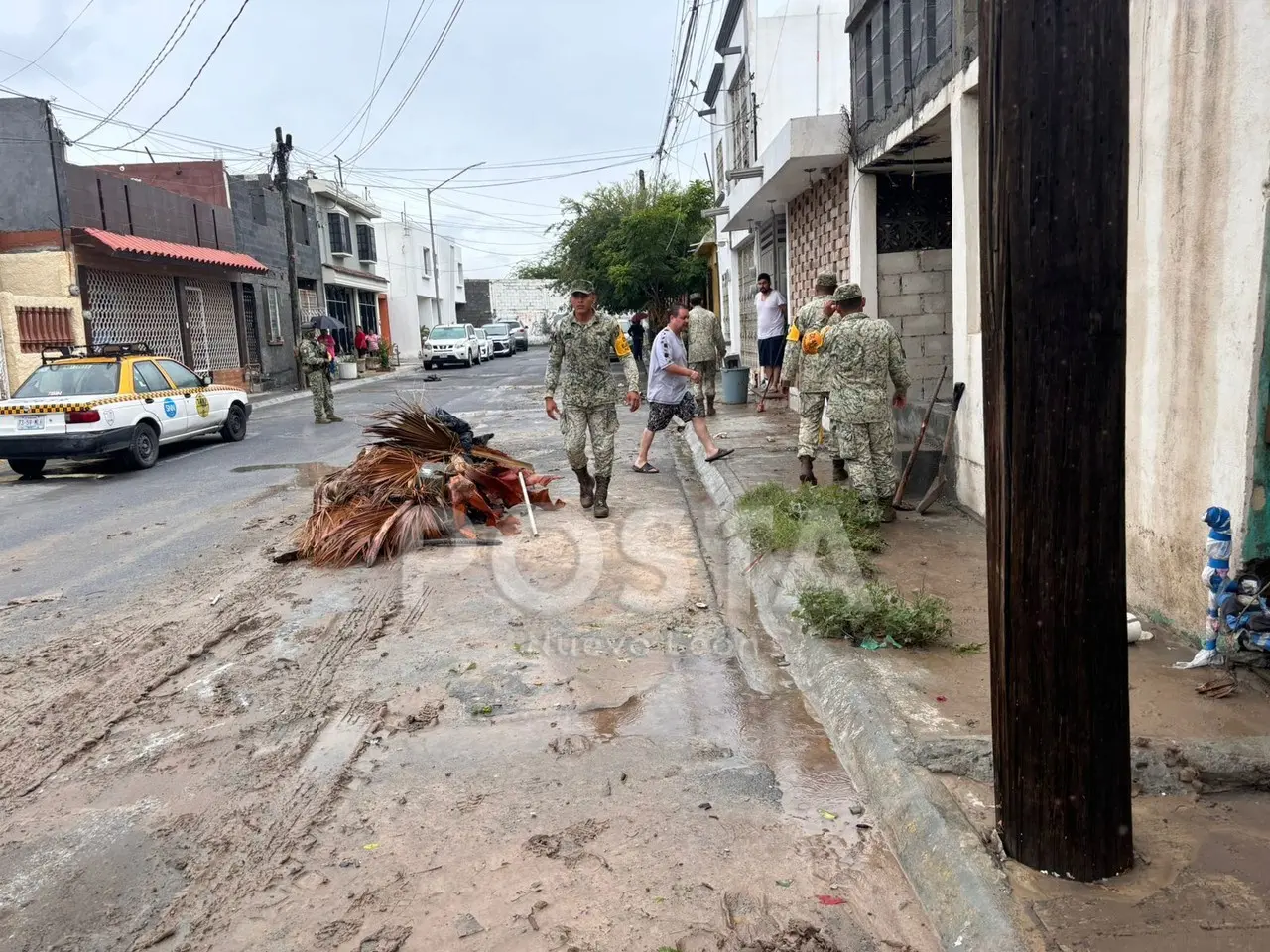 Las casas se vieron muy afectadas por el nivel de agua que entró a los inmuebles, muchos soldados tuvieron que entrar al quite. Foto: Azael Valdés