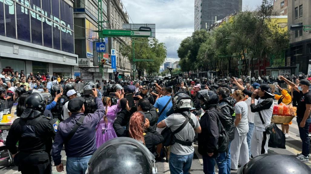 Policías de la SSC retiran bloqueo de comerciantes y desata riña en Eje Central