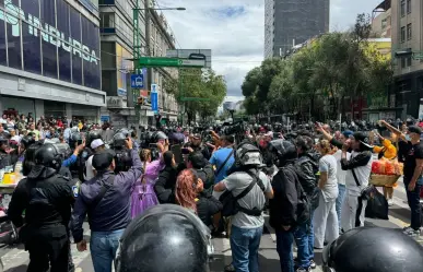 Policías de la SSC retiran bloqueo de comerciantes y desata riña en Eje Central