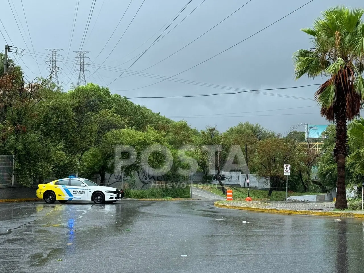 Autoridades de la policía de Monterrey manteniendo cerrada una de las vialidades ante el peligro que representa para los automovilistas. Foto: Brenda Reza.